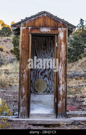 Ousthouse nella vecchia città fantasma mineraria di argento e cinabro di Ione, Nevada, USA [Nessuna release di proprietà; disponibile per la licenza editoriale onlu] Foto Stock