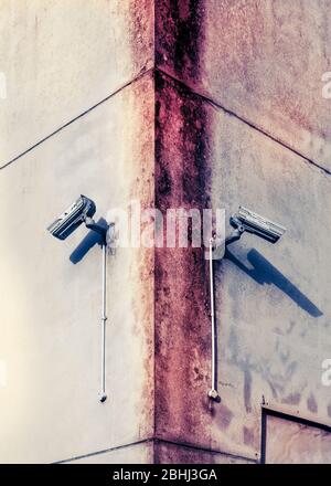 Telecamera CCTV astratta su un edificio derelict Foto Stock