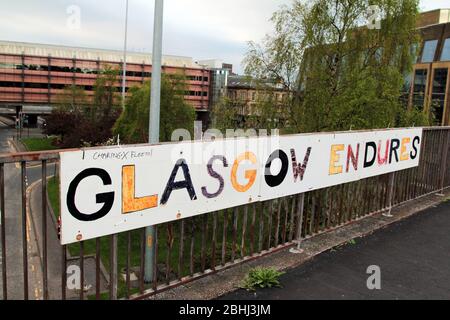 Qualcuno ha fatto un segno fatto a mano che dice 'GLASGOW SOPPORTA' a sostegno della città che è in blocco a causa del Covid-19 e della pandemia coronavirus che infuria attraverso la Gran Bretagna. Aprile 2020. ALAN WYLIE/ALAMY© Foto Stock