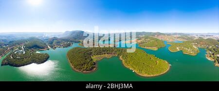 Unico arial vista di impressionante Tuyen Lam Lago da Lat altopiano Vietnam foresta altopiano collina piantagione di caffè fragola faraone cielo blu chiaro, viaggio Foto Stock