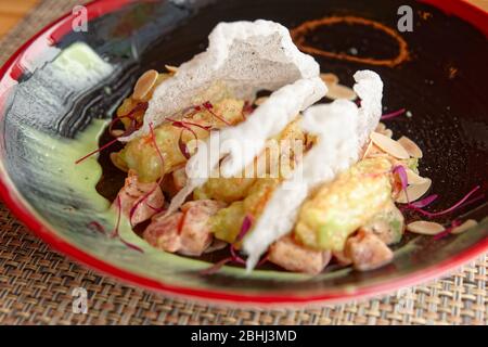 Gamberi fritti in salsa wasabi su piatto di argilla, primo piano Foto Stock