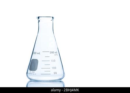 Svuotare 250 ml. Matraccio di Erlenmeyer su fondo riflettente isolato su fondo bianco con percorso di ritaglio, vetreria da laboratorio chimica e apparecchiature scientifiche Foto Stock