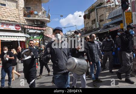 Gerusalemme, Israele. 26 aprile 2020. I venditori del famoso mercato all'aperto Mahane Yehuda, protestano contro la chiusura estesa del mercato, mentre il governo israeliano ha allentato le restrizioni di coronavirus per altre imprese, il Lunedi, 26 aprile, a Gerusalemme. I manifestanti hanno bandito i pans e gridato contro l'apertura di IKEA, mentre sono costretti a rimanere chiusi. Foto di Debbie Hill/UPI Credit: UPI/Alamy Live News Foto Stock