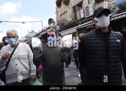 Gerusalemme, Israele. 26 aprile 2020. I venditori del famoso mercato all'aperto Mahane Yehuda, protestano contro la chiusura estesa del mercato, mentre il governo israeliano ha allentato le restrizioni di coronavirus per altre imprese, il Lunedi, 26 aprile, a Gerusalemme. I manifestanti hanno bandito i pans e gridato contro l'apertura di IKEA, mentre sono costretti a rimanere chiusi. Foto di Debbie Hill/UPI Credit: UPI/Alamy Live News Foto Stock