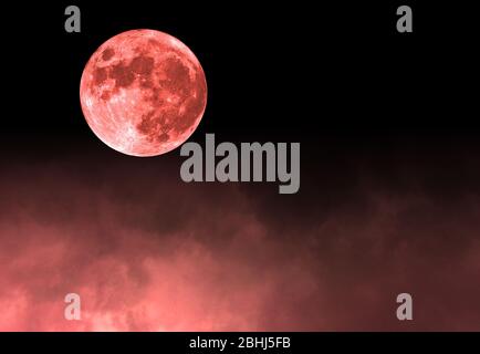 Sangue rosso luna in nero cielo scuro con nuvole, concetto sfondo, texture Foto Stock