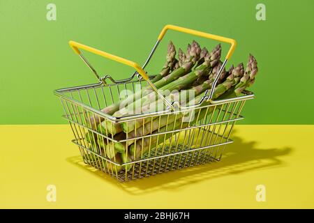 Asparagi verdi freschi nel cestino della spesa, prodotti alimentari di verdure primaverili e concetto di mercato alimentare Foto Stock