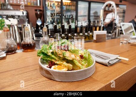 Caesar insalata cucinata in modo Asiatico servita al banco bar Foto Stock