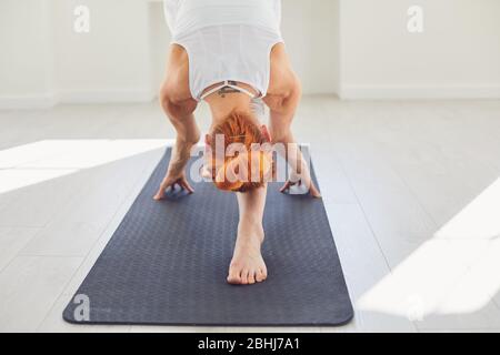 Donna in forma yoga sul tappetino Foto Stock