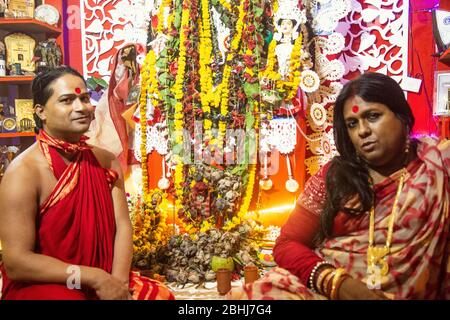 Ardhanarishwar Puja tenuto nella casa di una coppia transgender Foto Stock