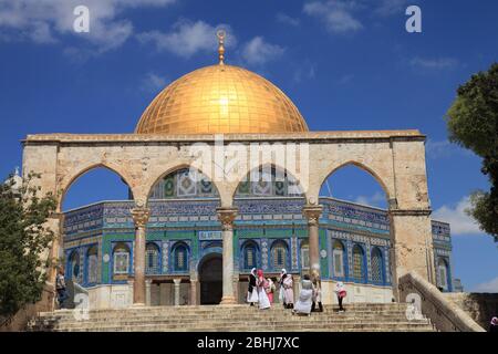 Mousque di al-aqsa (cupola della roccia) nella Città Vecchia. Nel cortile della Moschea Masjid AKSA sono presenti molti edifici storici. Foto Stock