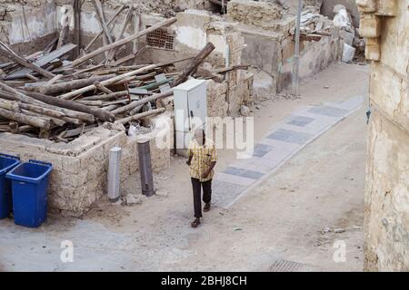 Jeddah / Arabia Saudita - 16 gennaio 2020: Un uomo che indossa abiti moderni camminando da solo per le strade del centro di Jeddah Foto Stock