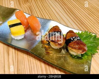 Il Foie gras Onigiri su un piatto bianco nel ristorante giapponese Foto Stock