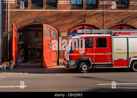 un motore antincendio si trova di fronte alla stazione antincendio con il cancello aperto, camion antincendio Foto Stock