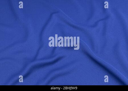 Abbigliamento sportivo tessuto trama sfondo. Vista dall'alto della superficie tessile in tessuto. Maglia da calcio blu con CopySpace. Foto Stock