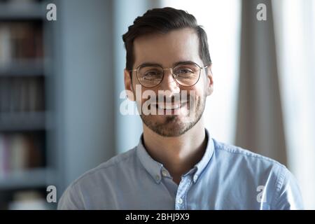 Ritratto di testa di colpo sorridente uomo d'affari sicuro che indossa gli occhiali Foto Stock