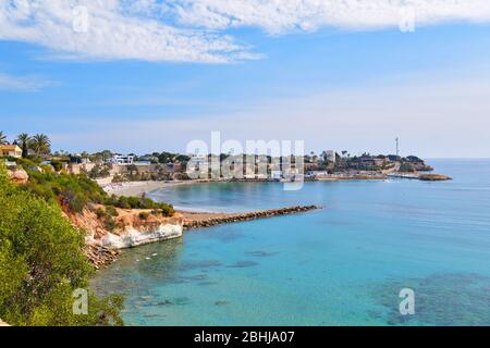 Spiaggia di Cabo Roig, costa rocciosa paesaggio idilliaco, laguna turchese del Mar Mediterraneo durante la calda giornata di primavera soleggiata. Costa Blanca, Spagna Foto Stock