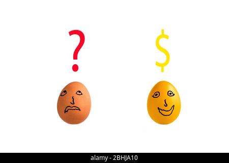 Due uova di pollo, una dorata su sfondo bianco con punto interrogativo e segni di sterlina/dollaro. Concetto: Rivelazione, ispirazione, epifania, genio. Foto Stock