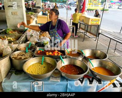 Foto di cibo tailandese venditore signora al mercato Paknampran Hua Hin, Thailandia Dicembre 22, 2018 Foto Stock