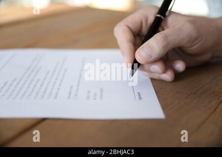 Chiudere la penna di tenuta della mano maschile, preparare alla firma del contratto Foto Stock