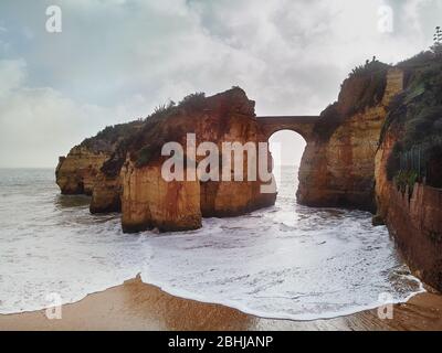 Circondato da scogliere pittoresca Praia dos Estudiantes o spiaggia di sabbia di studenti a Lagos, Algarve. Portogallo Foto Stock