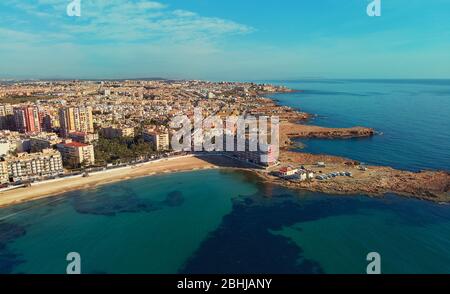 Panorama aereo lontano Costa Los Locos, punto di vista drone, calmo Mar Mediterraneo, foto scattate durante il virus corona lockdown spiagge sono chiuse. Foto Stock