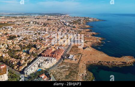 Panorama aereo lontano Costa Los Locos, punto di vista drone, calmo Mar Mediterraneo, foto scattate durante il virus corona lockdown spiagge sono chiuse. Foto Stock