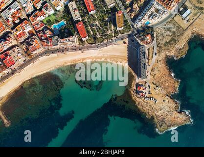 Direttamente forma sopra lontano panorama aereo Costa Los Locos, punto di vista drone, calmo Mar Mediterraneo, foto scattata durante il blocco del virus corona Foto Stock