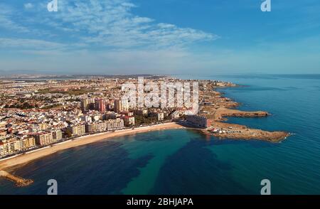 Panorama aereo lontano Costa Los Locos, punto di vista drone, calmo Mar Mediterraneo, foto scattate durante il virus corona lockdown spiagge sono chiuse. Foto Stock