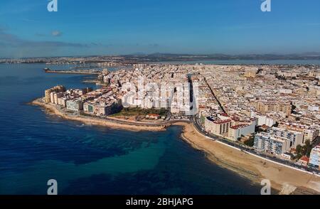 Panorama aereo lontano Costa Los Locos, punto di vista drone, calmo Mar Mediterraneo, foto scattate durante il virus corona lockdown spiagge sono chiuse. Foto Stock