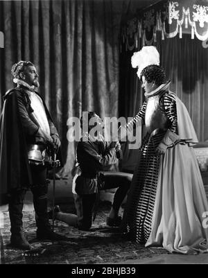 LESLIE BANCHE LAURENCE OLIVIER E FLORA ROBSON IN FUOCO SOPRA INGHILTERRA 1937 REGISTA WILLIAM K. HOWARD ROMANZO A.E.W. Sceneggiatura Mason Clemence Dane e Sergei Nolbandov musiche Richard Addinsell produttori Erich Pommer e Alexander Korda London Film Productions / United Artists Foto Stock