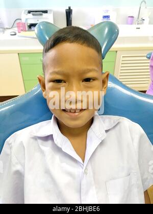 Foto di un ragazzo tailandese con Diastemas problema denti onthe riunito dentale waitng per vedere il dentista in Hua Hin, Thailandia 1 aprile 2018 Foto Stock