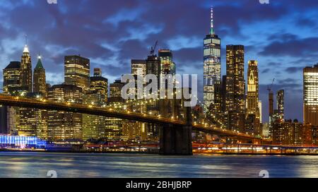 New York City skyline notte Manhattan città panoramica Brooklyn Bridge World Trade Center WTC Foto Stock