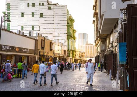 Jeddah / Arabia Saudita - 16 gennaio 2020: Persone che camminano per le strade della storica città vecchia di al-Balad, UNESCO Foto Stock