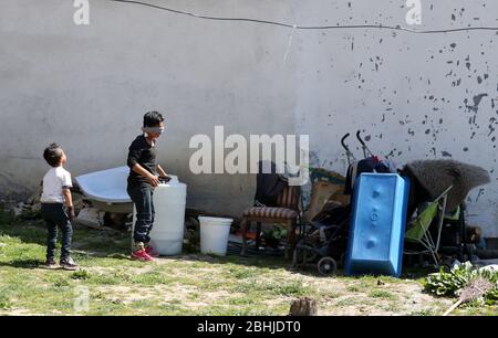 Belgrado, Serbia. 10 aprile 2020. I bambini ROM giocano all'esterno durante la pandemia in corso della malattia COVID-19 causata dal coronavirus SARS-cov-2. Foto Stock