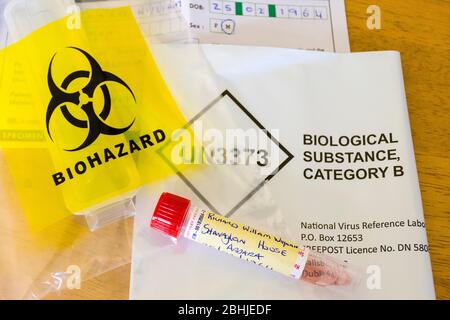 Ardara, Contea di Donegal, Irlanda. 26 marzo 2020. Un kit di test per Coronavirus, Covid-19, pandemic. Il governo ha dichiarato l'obiettivo di "far salire" i test in Irlanda, con test che vengono effettuati oggi qui a St. Shanaghan House, un'associazione di alloggi protetti. Foto Stock