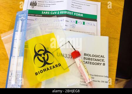 Ardara, Contea di Donegal, Irlanda. 26 marzo 2020. Un kit di test per Coronavirus, Covid-19, pandemic. Il governo ha dichiarato l'obiettivo di "far salire" i test in Irlanda, con test che vengono effettuati oggi qui a St. Shanaghan House, un'associazione di alloggi protetti. Foto Stock