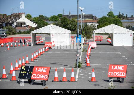 Watford, Regno Unito. 26 aprile 2020. Un centro di test che ha aperto il 23 aprile nel parcheggio del Watford General Hospital (indicato come due tende bianche). I soggetti idonei a utilizzare il centro di test sono i membri del personale ospedaliero o la loro famiglia che sono sintomatici del Covid 19. Per accelerare il programma di test verso un obiettivo di 100,000 test al giorno entro il 30 aprile stabilito da Matt Hancock, Segretario della Sanità, negli ultimi giorni sono stati allestiti molti altri centri di test, compresi i centri di test mobili a comparsa. Credit: Stephen Chung / Alamy Live News Foto Stock