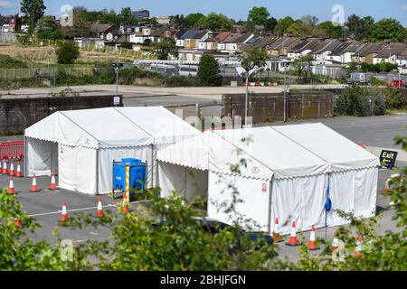 Watford, Regno Unito. 26 aprile 2020. Un centro di test che ha aperto il 23 aprile nel parcheggio del Watford General Hospital (indicato come due tende bianche). I soggetti idonei a utilizzare il centro di test sono i membri del personale ospedaliero o la loro famiglia che sono sintomatici del Covid 19. Per accelerare il programma di test verso un obiettivo di 100,000 test al giorno entro il 30 aprile stabilito da Matt Hancock, Segretario della Sanità, negli ultimi giorni sono stati allestiti molti altri centri di test, compresi i centri di test mobili a comparsa. Credit: Stephen Chung / Alamy Live News Foto Stock