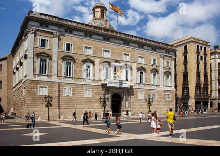 Vista della gente che cammina sulla piazza della città chiamata 'Placa de Sant Jaume' nel quartiere 'Ciutat Vella' (quartiere Gotico) a Barcellona. È una giornata estiva soleggiata. Foto Stock