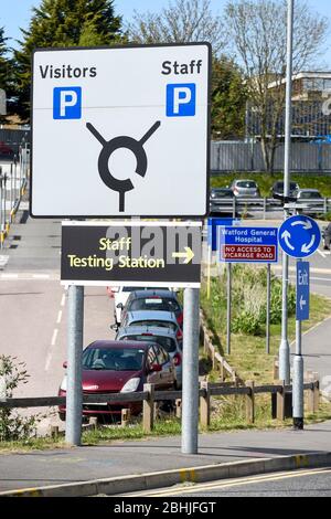 Watford, Regno Unito. 26 aprile 2020. Un cartello indica che i conducenti sono stati indirizzati a un centro di test che ha aperto il 23 aprile nel parcheggio del Watford General Hospital. I soggetti idonei a utilizzare il centro di test sono i membri del personale ospedaliero o la loro famiglia che sono sintomatici del Covid 19. Per accelerare il programma di test verso un obiettivo di 100,000 test al giorno entro il 30 aprile stabilito da Matt Hancock, Segretario della Sanità, negli ultimi giorni sono stati allestiti molti altri centri di test, compresi i centri di test mobili a comparsa. Credit: Stephen Chung / Alamy Live News Foto Stock