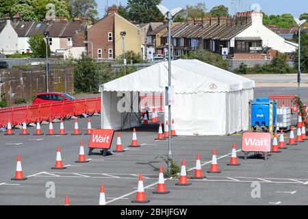 Watford, Regno Unito. 26 aprile 2020. Un centro di test che ha aperto il 23 aprile nel parcheggio del Watford General Hospital (indicato come una delle due tende bianche). I soggetti idonei a utilizzare il centro di test sono i membri del personale ospedaliero o la loro famiglia che sono sintomatici del Covid 19. Per accelerare il programma di test verso un obiettivo di 100,000 test al giorno entro il 30 aprile stabilito da Matt Hancock, Segretario della Sanità, negli ultimi giorni sono stati allestiti molti altri centri di test, compresi i centri di test mobili a comparsa. Credit: Stephen Chung / Alamy Live News Foto Stock