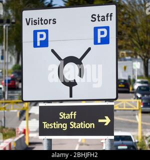 Watford, Regno Unito. 26 aprile 2020. Un cartello indica che i conducenti sono stati indirizzati a un centro di test che ha aperto il 23 aprile nel parcheggio del Watford General Hospital. I soggetti idonei a utilizzare il centro di test sono i membri del personale ospedaliero o la loro famiglia che sono sintomatici del Covid 19. Per accelerare il programma di test verso un obiettivo di 100,000 test al giorno entro il 30 aprile stabilito da Matt Hancock, Segretario della Sanità, negli ultimi giorni sono stati allestiti molti altri centri di test, compresi i centri di test mobili a comparsa. Credit: Stephen Chung / Alamy Live News Foto Stock