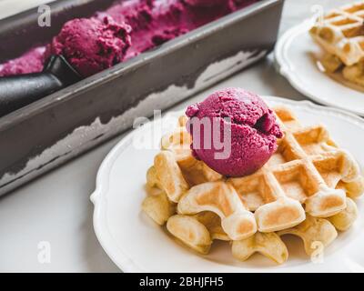 Gelato e waffle profumati. Primo piano Foto Stock