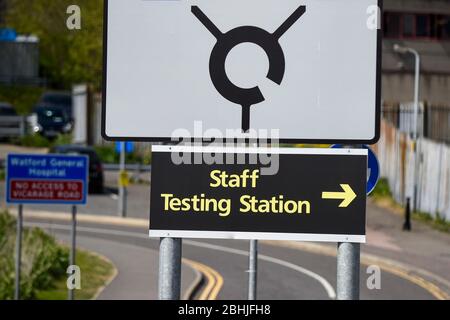 Watford, Regno Unito. 26 aprile 2020. Un cartello indica che i conducenti sono stati indirizzati a un centro di test che ha aperto il 23 aprile nel parcheggio del Watford General Hospital. I soggetti idonei a utilizzare il centro di test sono i membri del personale ospedaliero o la loro famiglia che sono sintomatici del Covid 19. Per accelerare il programma di test verso un obiettivo di 100,000 test al giorno entro il 30 aprile stabilito da Matt Hancock, Segretario della Sanità, negli ultimi giorni sono stati allestiti molti altri centri di test, compresi i centri di test mobili a comparsa. Credit: Stephen Chung / Alamy Live News Foto Stock