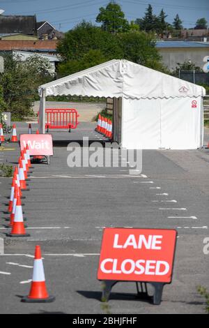 Watford, Regno Unito. 26 aprile 2020. Un centro di test che ha aperto il 23 aprile nel parcheggio del Watford General Hospital (indicato come una delle due tende bianche). I soggetti idonei a utilizzare il centro di test sono i membri del personale ospedaliero o la loro famiglia che sono sintomatici del Covid 19. Per accelerare il programma di test verso un obiettivo di 100,000 test al giorno entro il 30 aprile stabilito da Matt Hancock, Segretario della Sanità, negli ultimi giorni sono stati allestiti molti altri centri di test, compresi i centri di test mobili a comparsa. Credit: Stephen Chung / Alamy Live News Foto Stock