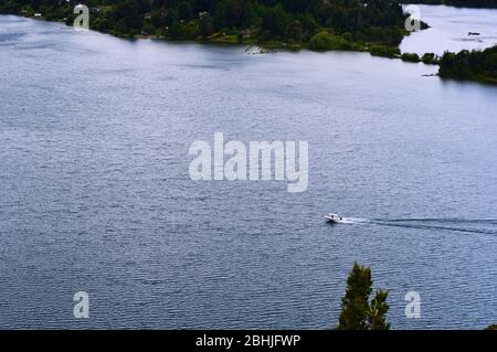 Una Lonely Boat sul lago Foto Stock