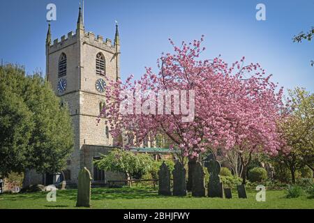 Vista della primavera della chiesa di Hucknall nella contea di Nottinghamshire la storia locale include le tombe del poeta Lord Byron e della figlia Ada Lovelace. Foto Stock