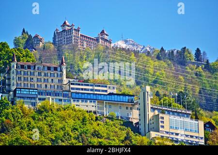 Bella vista dell'architettura collinare e del verde primavera scenario della pittoresca vicinanza di Montreux e la vetta innevata Rochers de Naye, Svizzera Foto Stock