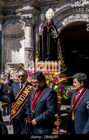 Processione di San Agustín nella chiesa di San Agustín, la città di Arequipa, Perù, Sud America. Foto Stock