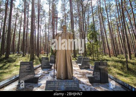 Piasnica, 26. Aprile 2020 i massacri nel luogo commemorativo di Piasnica si vedono a Piasnica, Polonia settentrionale, il 26 aprile 2020 i massacri a Piasnica furono esecuzioni di massa effettuate dai tedeschi, durante la seconda guerra mondiale, tra l'autunno del 1939 e la primavera del 1940. Il numero esatto di vittime assassinate varia tra 12,000 e 14,000. La maggior parte di loro erano intellettuali polacchi della Pomerania, ma anche polacchi, ebrei, cechi e detenuti tedeschi di ospedali mentali sono stati assassinati. © Vadim Pacajev / Alamy Live News Foto Stock